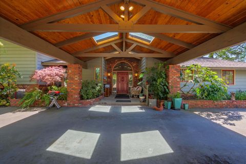 Single Family Residence in Grants Pass OR 240 NE Scenic Drive 3.jpg
