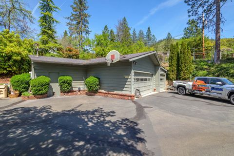 Single Family Residence in Grants Pass OR 240 NE Scenic Drive 38.jpg