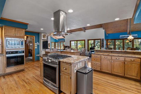 Single Family Residence in Grants Pass OR 240 NE Scenic Drive 13.jpg