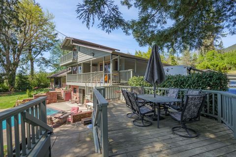 Single Family Residence in Grants Pass OR 240 NE Scenic Drive 41.jpg