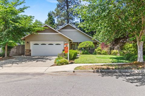 Single Family Residence in Grants Pass OR 316 SW Hudson Lane.jpg