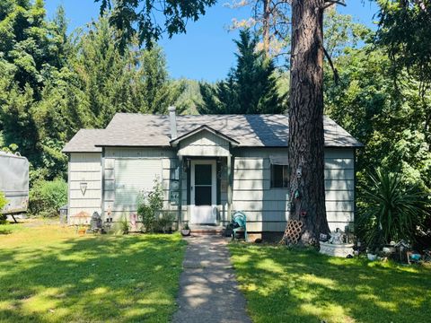 Single Family Residence in Rogue River OR 950 W Evans Creek Road.jpg
