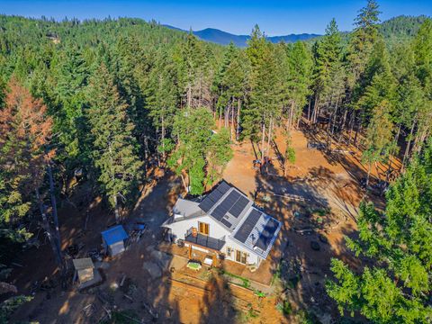 Single Family Residence in Grants Pass OR 123 Rogue Riffle Drive 1.jpg