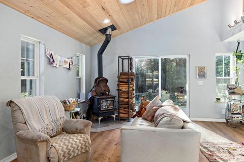 Single Family Residence in Grants Pass OR 123 Rogue Riffle Drive 4.jpg