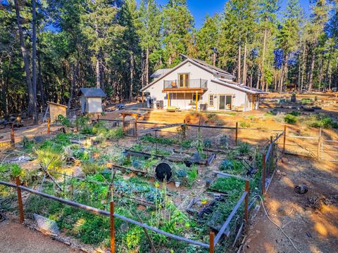 Single Family Residence in Grants Pass OR 123 Rogue Riffle Drive.jpg