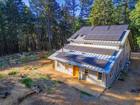 Single Family Residence in Grants Pass OR 123 Rogue Riffle Drive 2.jpg