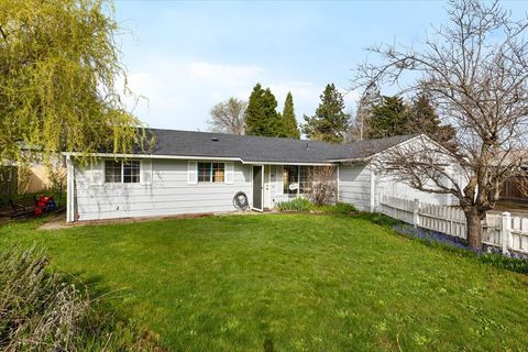 Single Family Residence in Medford OR 2713 Elliot Avenue.jpg