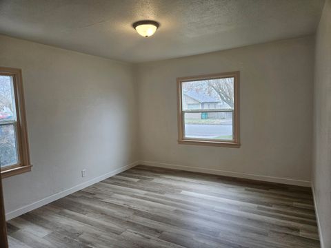 Single Family Residence in Klamath Falls OR 2115 Vine Avenue 6.jpg