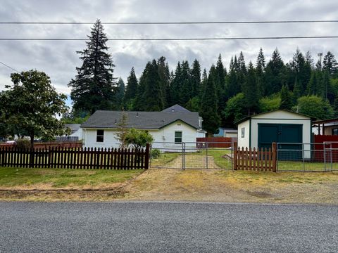 Single Family Residence in Glendale OR 668 Montgomery Avenue 6.jpg