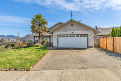 Single Family Residence in Grants Pass OR 616 SE Liberty Drive.jpg