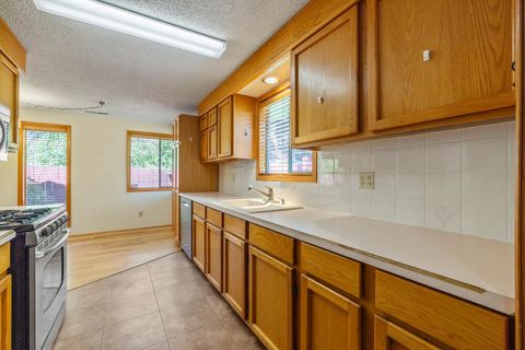 Single Family Residence in Klamath Falls OR 536 Delta Street 17.jpg