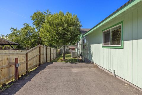 Single Family Residence in Klamath Falls OR 536 Delta Street 9.jpg