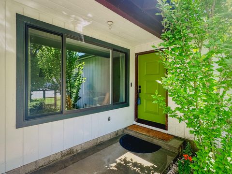Single Family Residence in Grants Pass OR 1138 SW Ballinger Drive.jpg