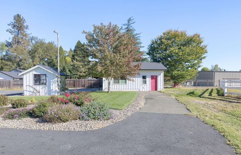 Single Family Residence in Grants Pass OR 4500 Leonard Road 45.jpg