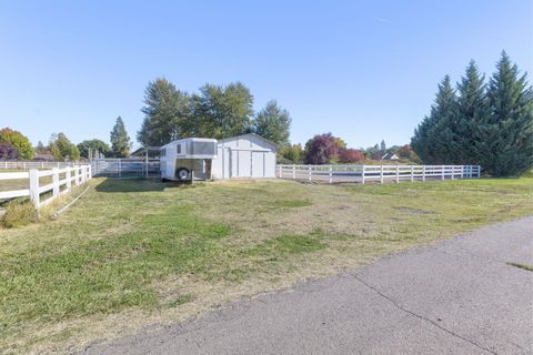 Single Family Residence in Grants Pass OR 4500 Leonard Road 56.jpg