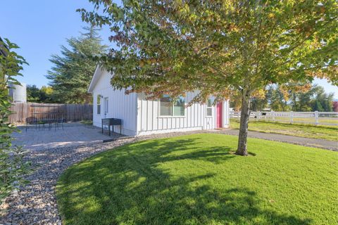 Single Family Residence in Grants Pass OR 4500 Leonard Road 7.jpg