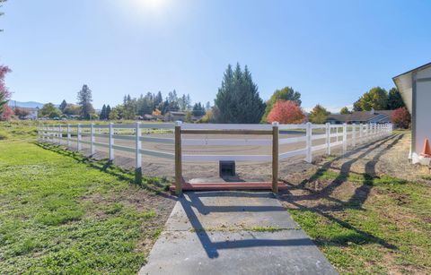 Single Family Residence in Grants Pass OR 4500 Leonard Road 62.jpg
