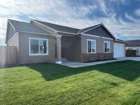 Single Family Residence in Klamath Falls OR 3723 La Habra Way.jpg
