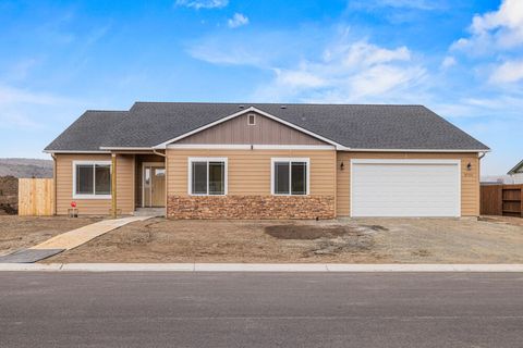 Single Family Residence in Klamath Falls OR 3723 La Habra Way.jpg