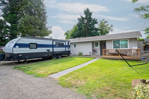 Single Family Residence in Eagle Point OR 514 S Royal Avenue.jpg