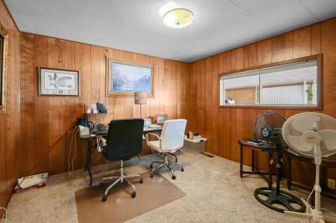 Mobile Home in Grants Pass OR 701 Westmont Drive 21.jpg