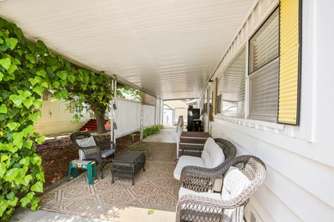 Mobile Home in Grants Pass OR 701 Westmont Drive 8.jpg
