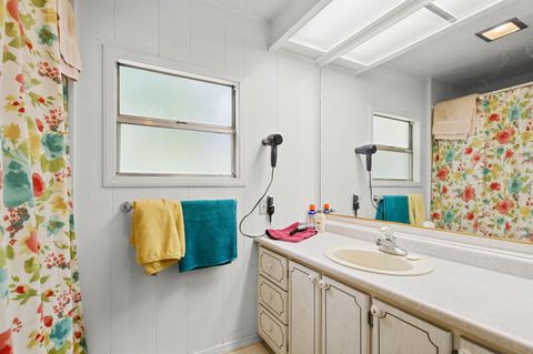 Mobile Home in Grants Pass OR 701 Westmont Drive 17.jpg