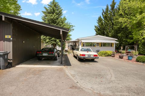 Mobile Home in Grants Pass OR 701 Westmont Drive 3.jpg