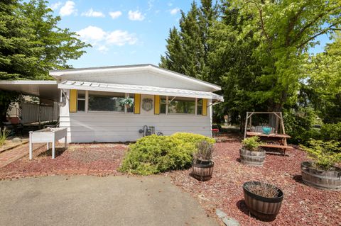 Mobile Home in Grants Pass OR 701 Westmont Drive 2.jpg