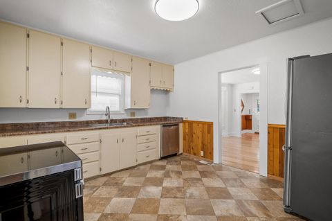Single Family Residence in Grants Pass OR 419 NW C Street 14.jpg
