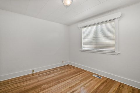 Single Family Residence in Grants Pass OR 419 NW C Street 10.jpg