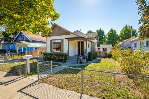 Single Family Residence in Grants Pass OR 419 NW C Street 33.jpg