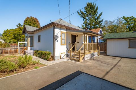 Single Family Residence in Grants Pass OR 419 NW C Street 28.jpg