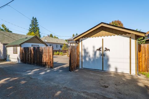 Single Family Residence in Grants Pass OR 419 NW C Street 25.jpg