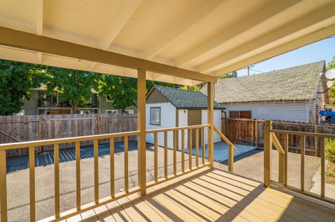 Single Family Residence in Grants Pass OR 419 NW C Street 24.jpg