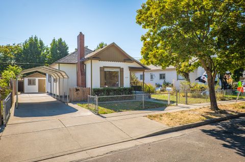Single Family Residence in Grants Pass OR 419 NW C Street 34.jpg