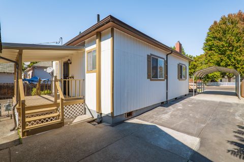 Single Family Residence in Grants Pass OR 419 NW C Street 30.jpg