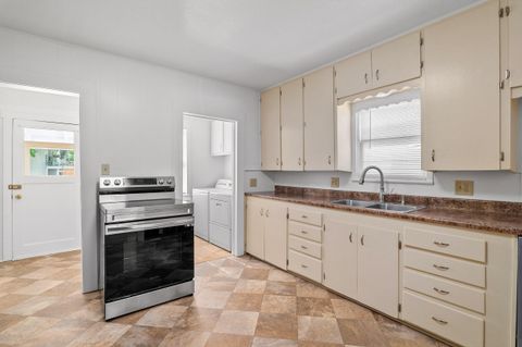 Single Family Residence in Grants Pass OR 419 NW C Street 13.jpg