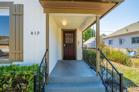 Single Family Residence in Grants Pass OR 419 NW C Street 2.jpg
