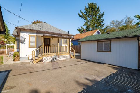Single Family Residence in Grants Pass OR 419 NW C Street 29.jpg
