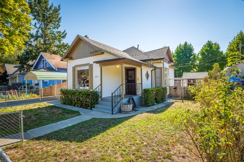 Single Family Residence in Grants Pass OR 419 NW C Street 32.jpg