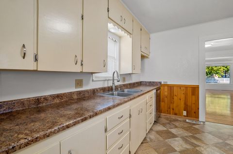 Single Family Residence in Grants Pass OR 419 NW C Street 16.jpg