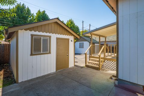 Single Family Residence in Grants Pass OR 419 NW C Street 27.jpg