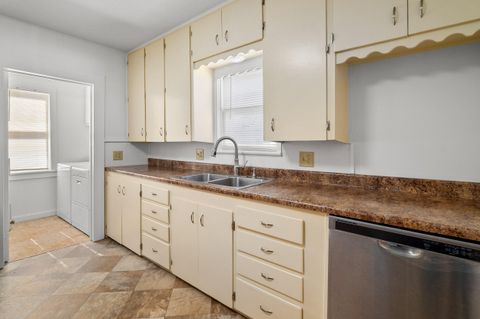 Single Family Residence in Grants Pass OR 419 NW C Street 15.jpg