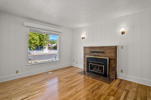 Single Family Residence in Grants Pass OR 419 NW C Street 4.jpg