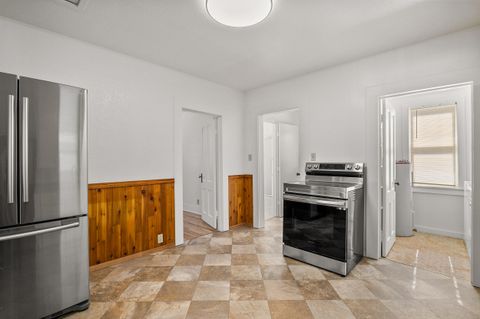 Single Family Residence in Grants Pass OR 419 NW C Street 17.jpg