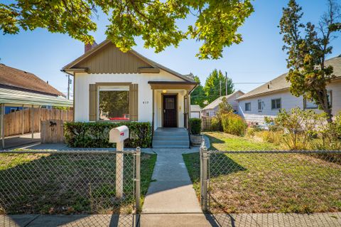 Single Family Residence in Grants Pass OR 419 NW C Street 35.jpg