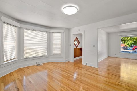 Single Family Residence in Grants Pass OR 419 NW C Street 6.jpg