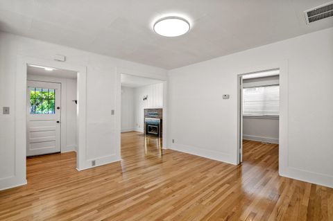 Single Family Residence in Grants Pass OR 419 NW C Street 8.jpg