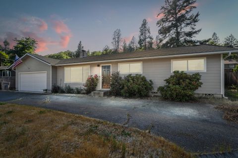 Single Family Residence in Grants Pass OR 1332 NW Highland Avenue.jpg